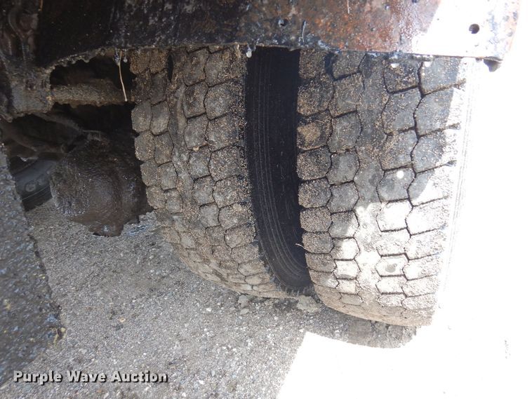 image for item AF9736 1990 International 4700  oil distributor truck