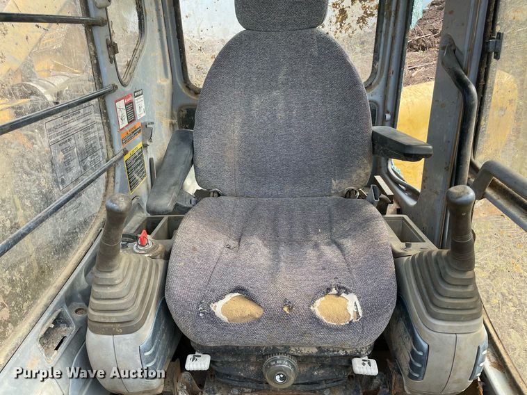 image for item DM0275 1999 John Deere 120  excavator