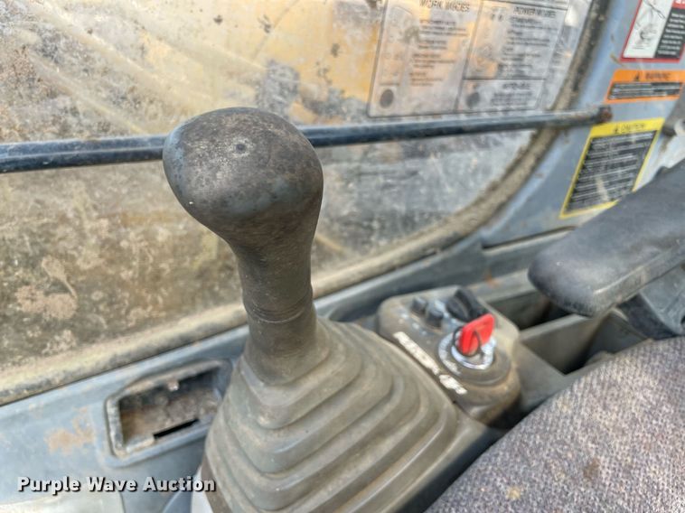 image for item DM0275 1999 John Deere 120  excavator