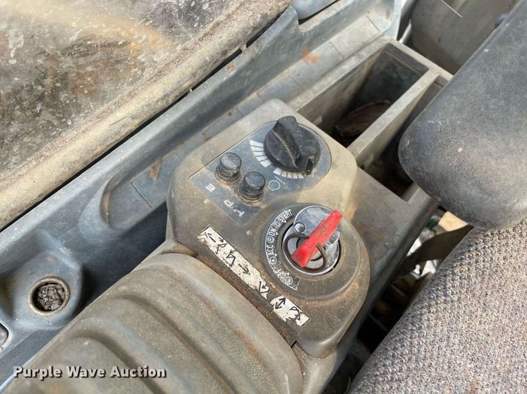 image for item DM0275 1999 John Deere 120  excavator