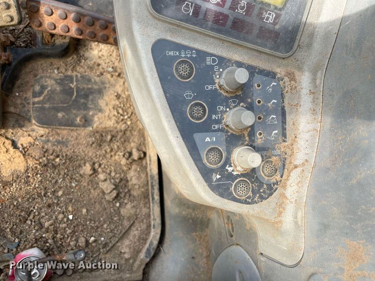 image for item DM0275 1999 John Deere 120  excavator