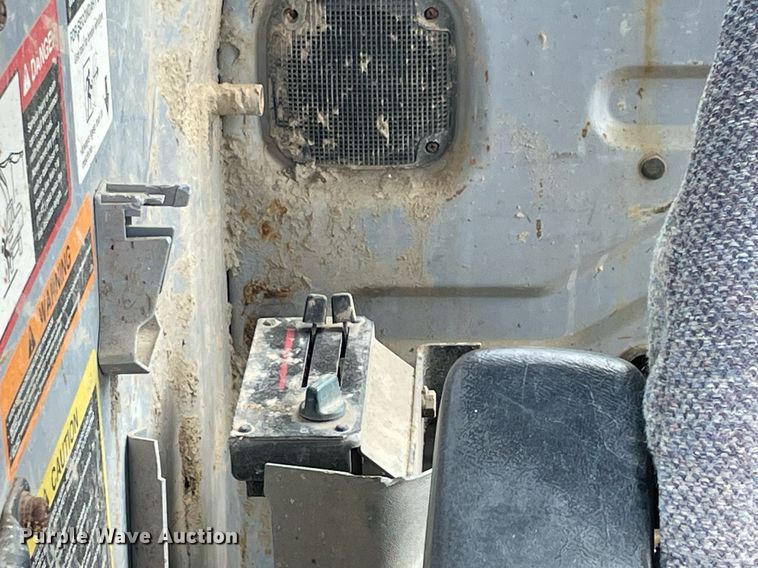 image for item DM0275 1999 John Deere 120  excavator