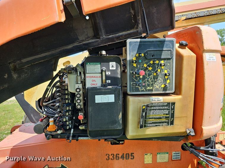 image for item DO2677 2000 JLG 600AJ  boom lift