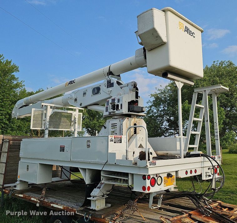 image for item DO2683 2012 Altec  bucket truck bed