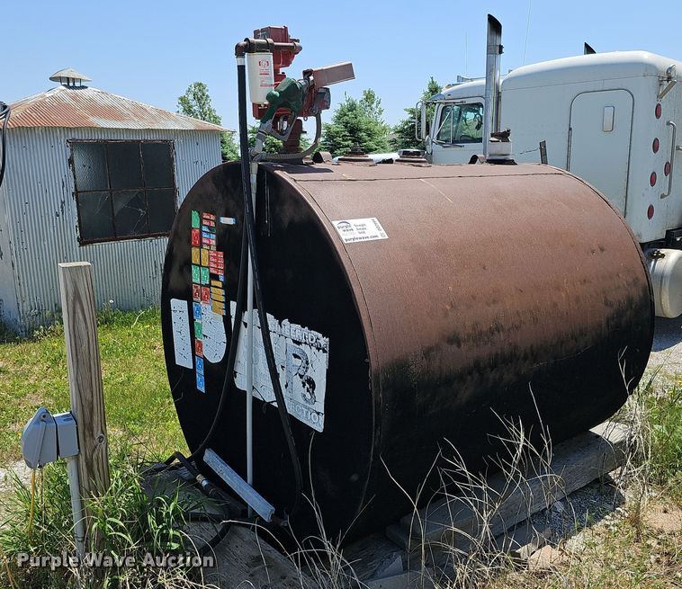 image for item DO2694 Approximately 1,000 gallon fuel tank