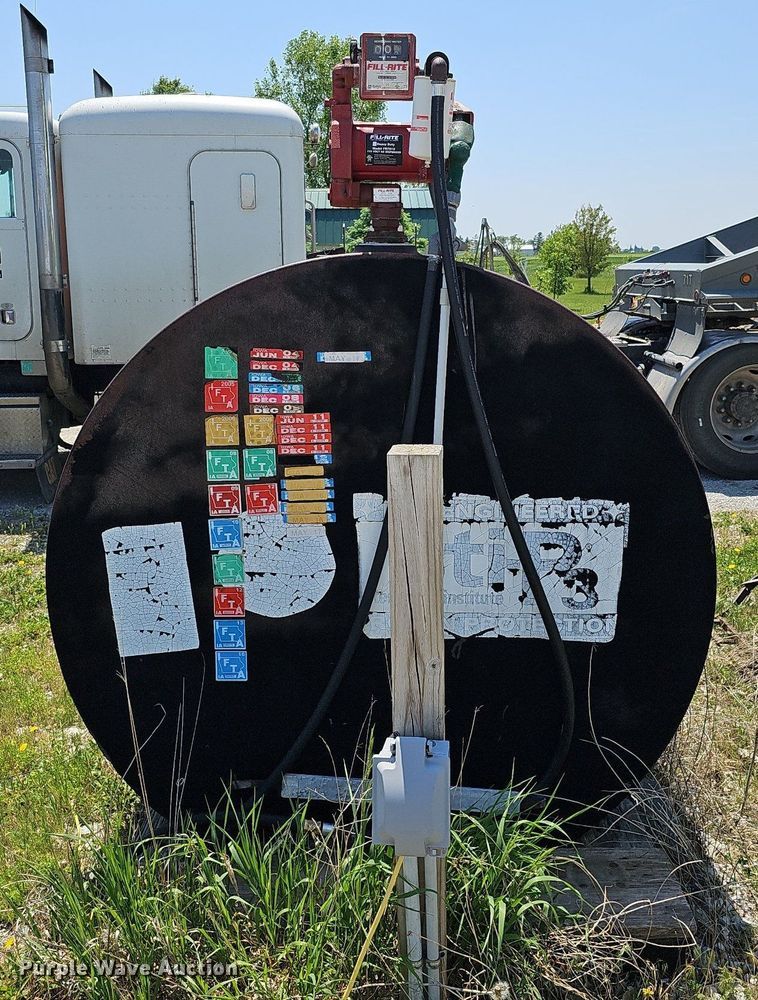 image for item DO2694 Approximately 1,000 gallon fuel tank