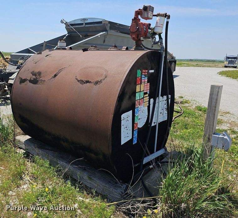 image for item DO2694 Approximately 1,000 gallon fuel tank