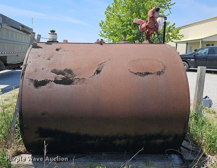 image for item DO2694 Approximately 1,000 gallon fuel tank