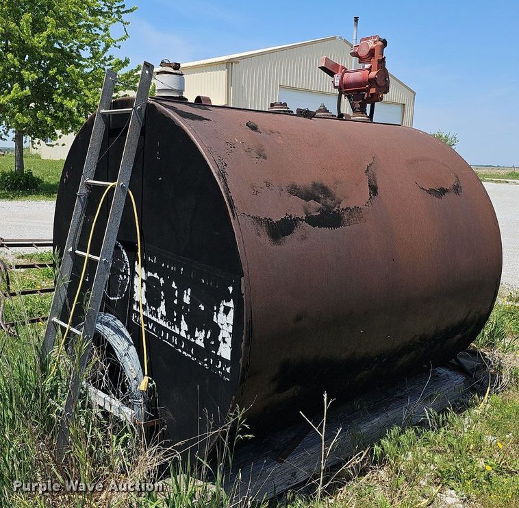 image for item DO2694 Approximately 1,000 gallon fuel tank