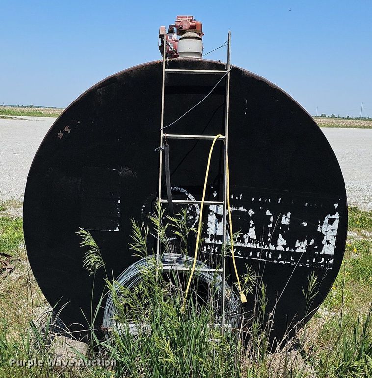 image for item DO2694 Approximately 1,000 gallon fuel tank