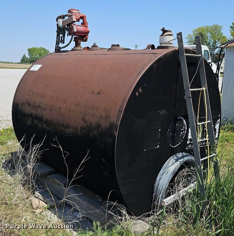 image for item DO2694 Approximately 1,000 gallon fuel tank