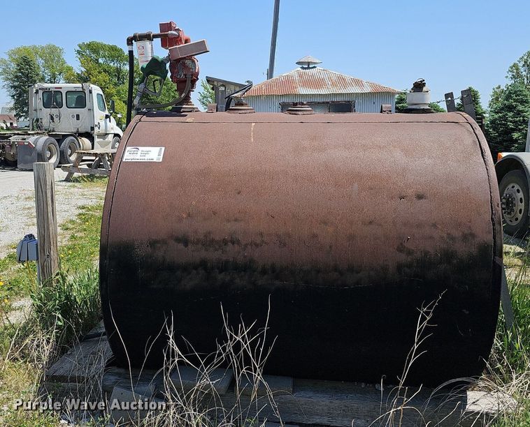image for item DO2694 Approximately 1,000 gallon fuel tank