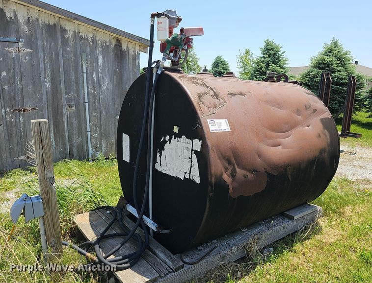 image for item DO2695 Approximately 1,000 gallon fuel tank