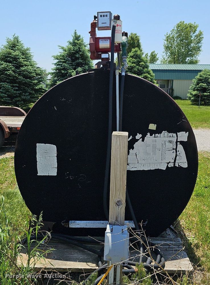 image for item DO2695 Approximately 1,000 gallon fuel tank