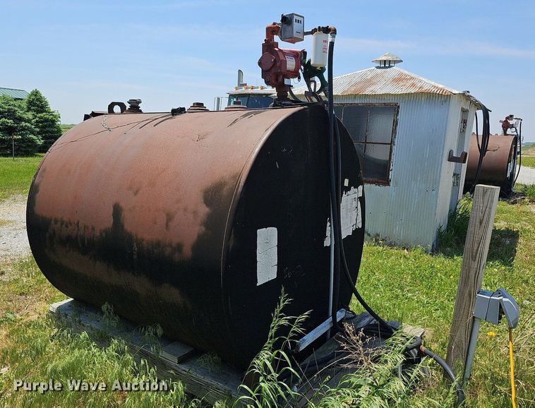image for item DO2695 Approximately 1,000 gallon fuel tank