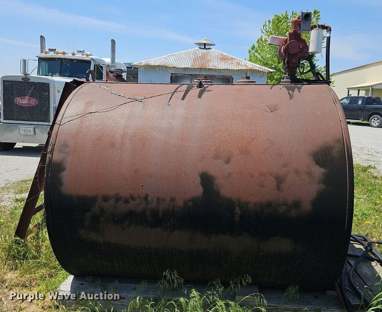 image for item DO2695 Approximately 1,000 gallon fuel tank