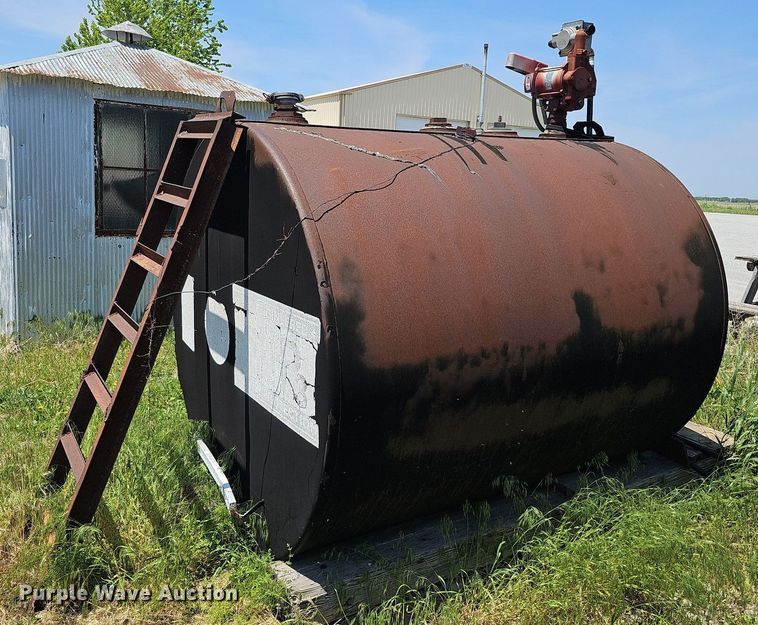 image for item DO2695 Approximately 1,000 gallon fuel tank