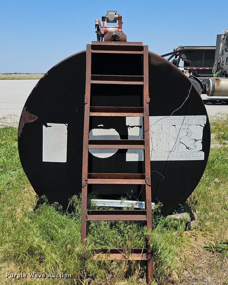 image for item DO2695 Approximately 1,000 gallon fuel tank