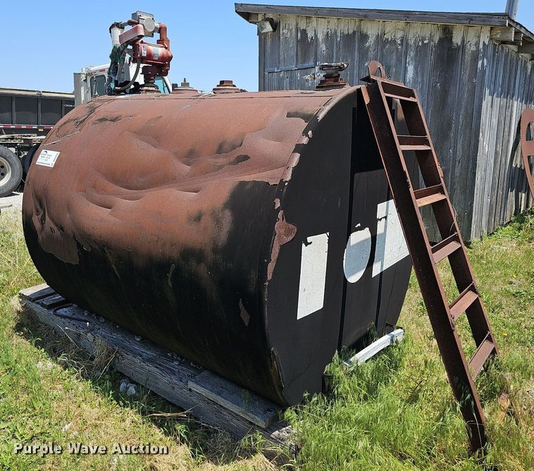 image for item DO2695 Approximately 1,000 gallon fuel tank