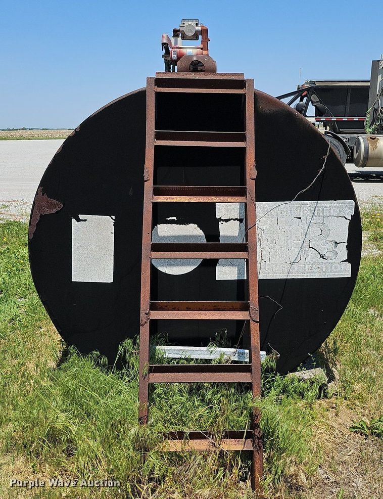 image for item DO2695 Approximately 1,000 gallon fuel tank