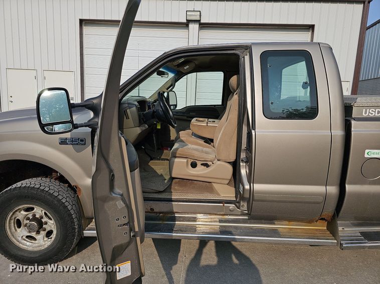 image for item DO4399 2002 Ford F250 Super Duty XLT  SuperCab pickup truck