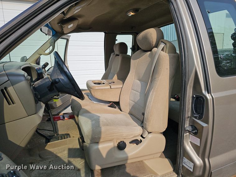 image for item DO4399 2002 Ford F250 Super Duty XLT  SuperCab pickup truck