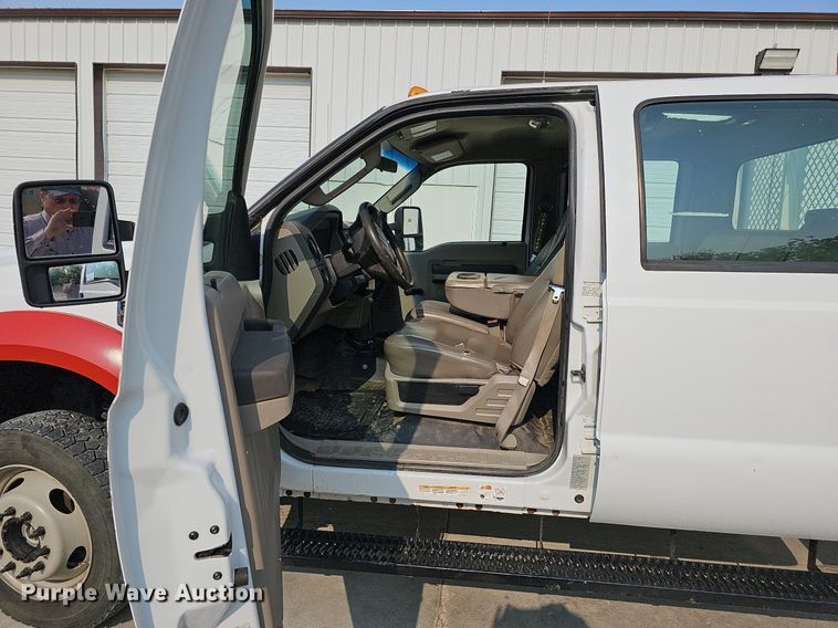 image for item DO4400 2008 Ford F550 Super Duty XL  Crew Cab flatbed truck