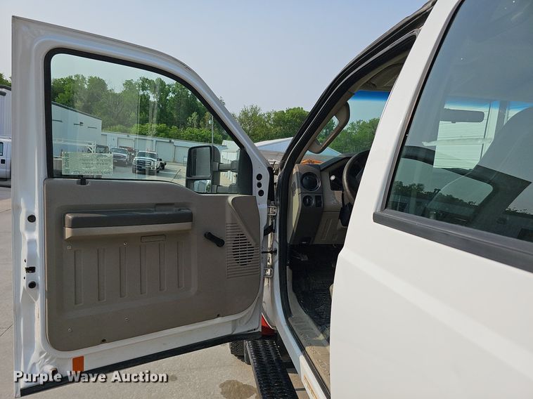 image for item DO4400 2008 Ford F550 Super Duty XL  Crew Cab flatbed truck