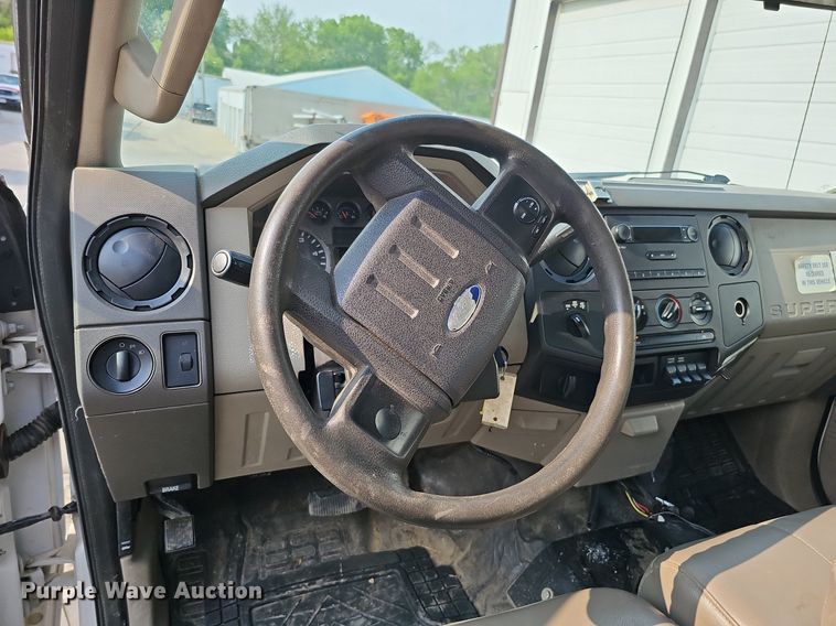 image for item DO4400 2008 Ford F550 Super Duty XL  Crew Cab flatbed truck