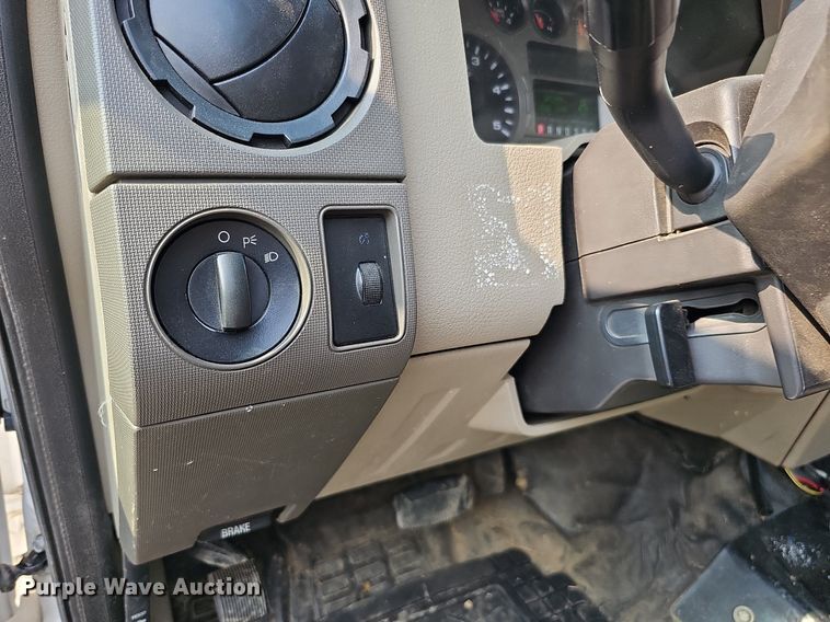 image for item DO4400 2008 Ford F550 Super Duty XL  Crew Cab flatbed truck