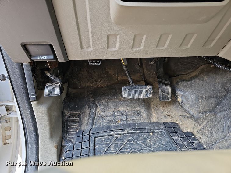 image for item DO4400 2008 Ford F550 Super Duty XL  Crew Cab flatbed truck