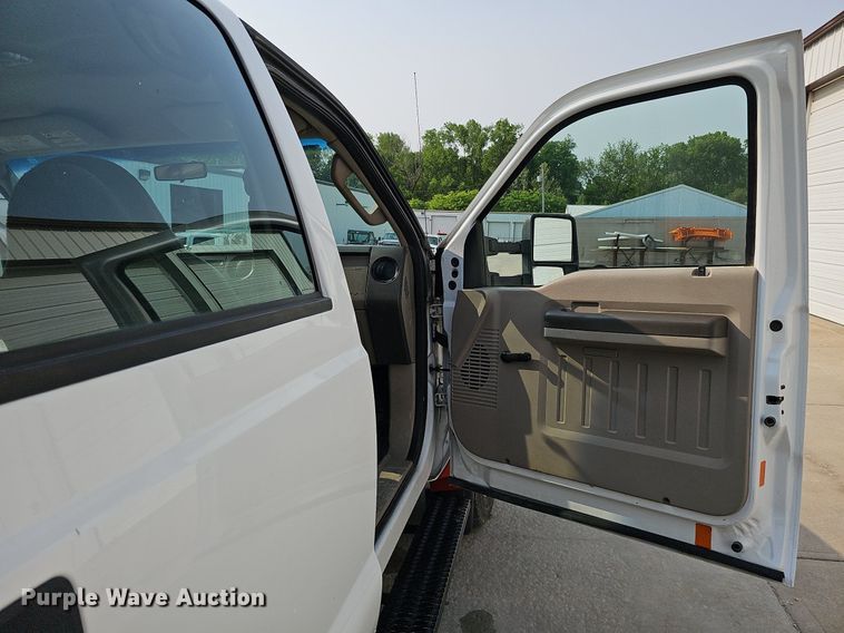 image for item DO4400 2008 Ford F550 Super Duty XL  Crew Cab flatbed truck