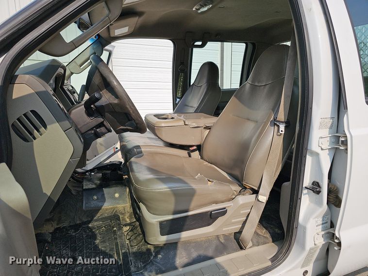 image for item DO4400 2008 Ford F550 Super Duty XL  Crew Cab flatbed truck