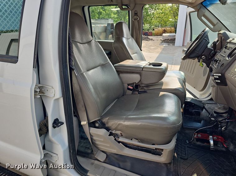 image for item DO4400 2008 Ford F550 Super Duty XL  Crew Cab flatbed truck