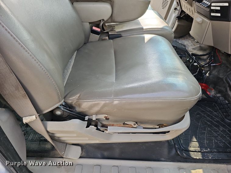 image for item DO4400 2008 Ford F550 Super Duty XL  Crew Cab flatbed truck