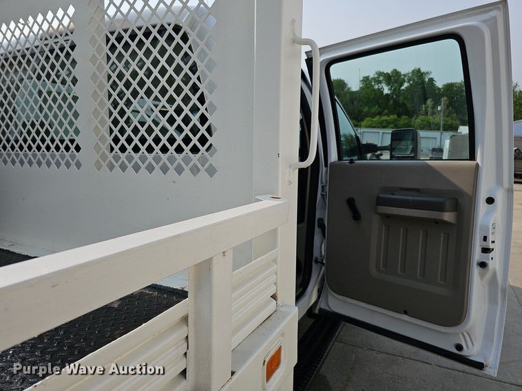 image for item DO4400 2008 Ford F550 Super Duty XL  Crew Cab flatbed truck