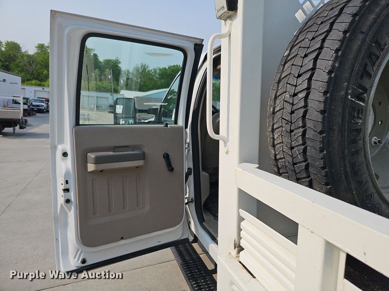 image for item DO4400 2008 Ford F550 Super Duty XL  Crew Cab flatbed truck