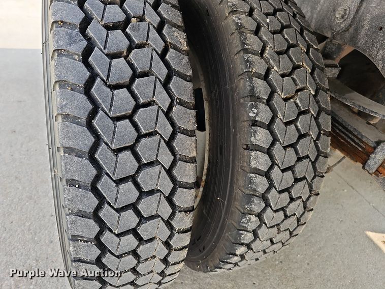 image for item DO4400 2008 Ford F550 Super Duty XL  Crew Cab flatbed truck