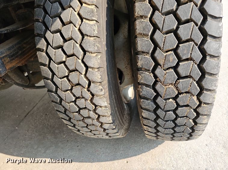 image for item DO4400 2008 Ford F550 Super Duty XL  Crew Cab flatbed truck