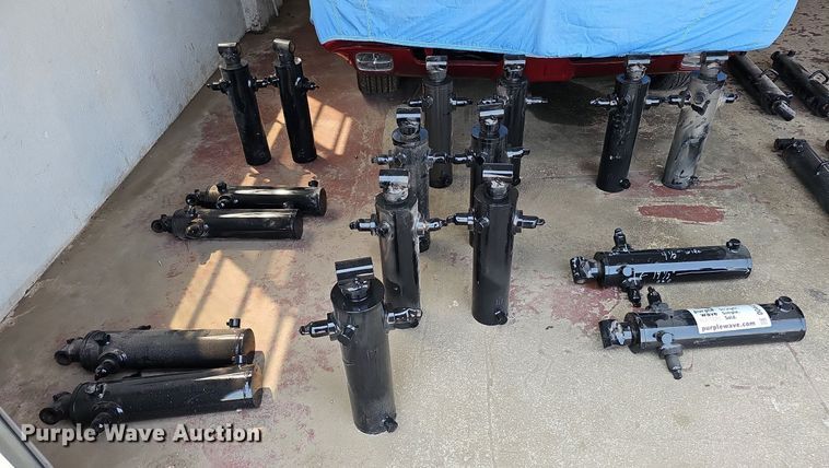 image for item DO4410 (17) hydraulic cylinders