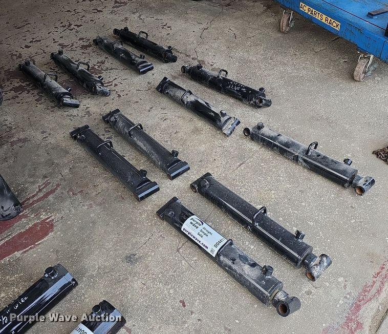 image for item DO4411 (11) hydraulic cylinders