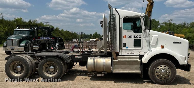 image for item DO5018 2014 Kenworth T800  semi truck