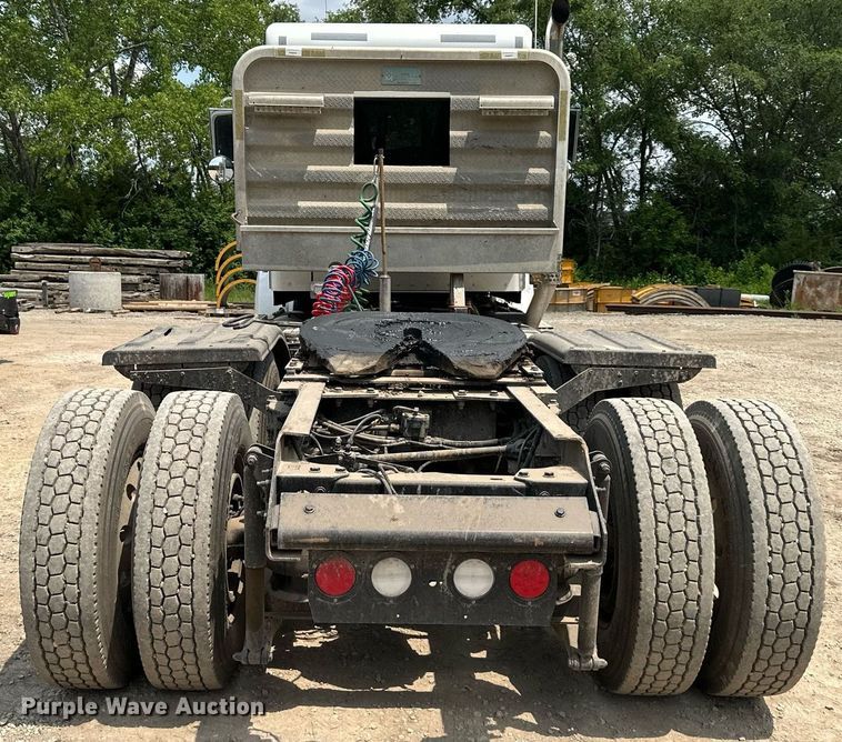 image for item DO5018 2014 Kenworth T800  semi truck