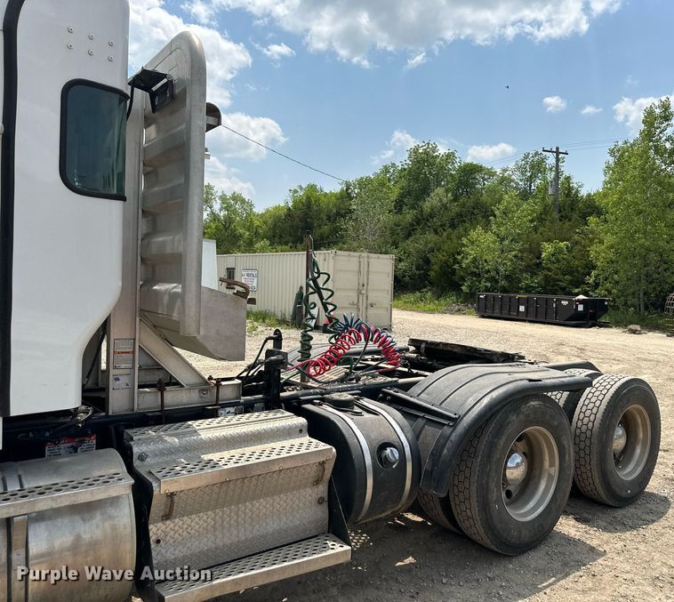 image for item DO5018 2014 Kenworth T800  semi truck