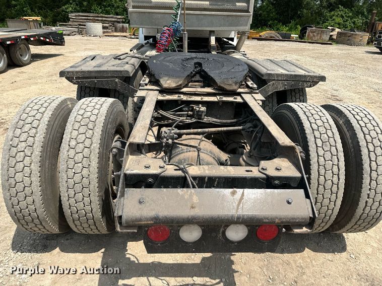 image for item DO5018 2014 Kenworth T800  semi truck