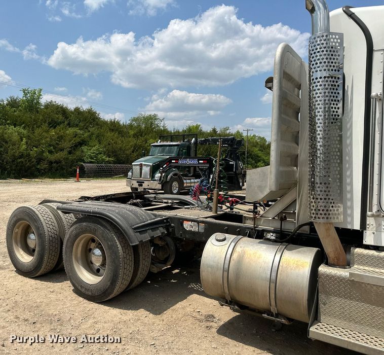 image for item DO5018 2014 Kenworth T800  semi truck
