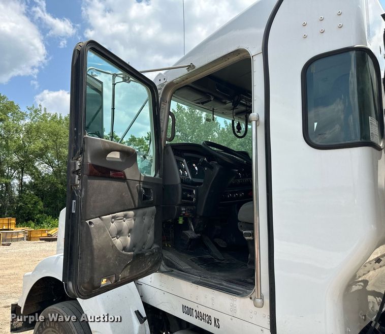 image for item DO5018 2014 Kenworth T800  semi truck