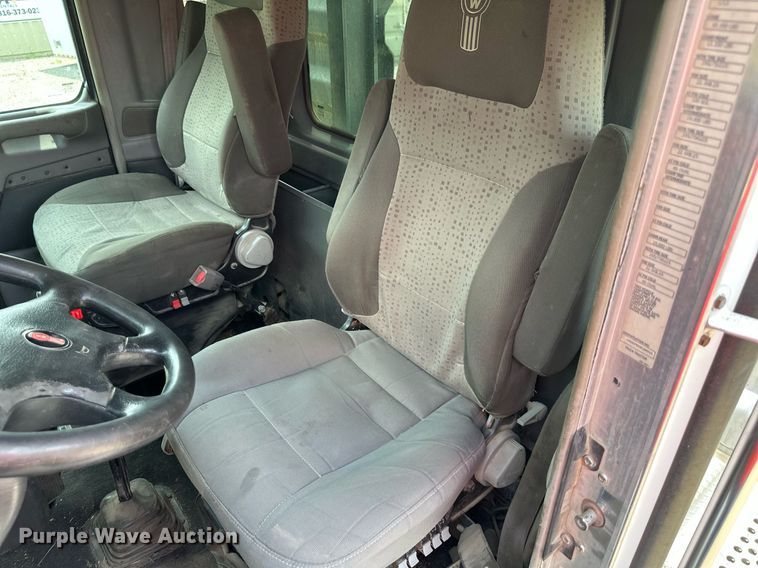 image for item DO5018 2014 Kenworth T800  semi truck