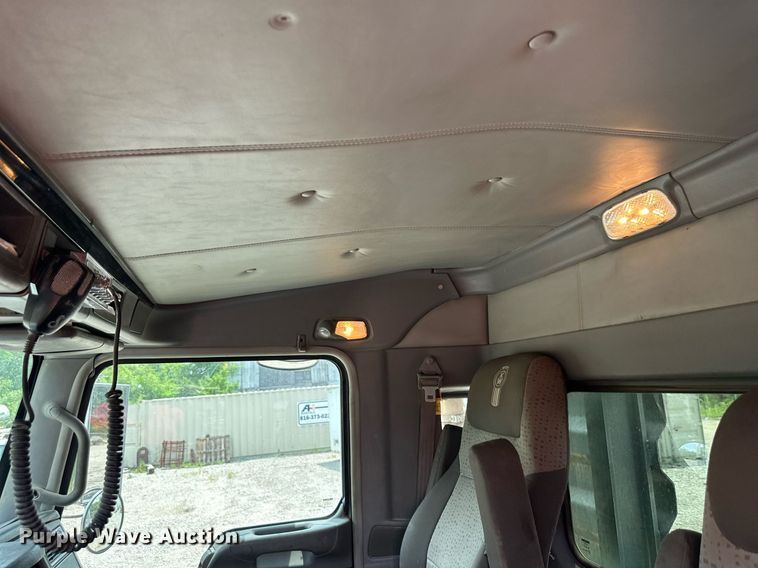 image for item DO5018 2014 Kenworth T800  semi truck