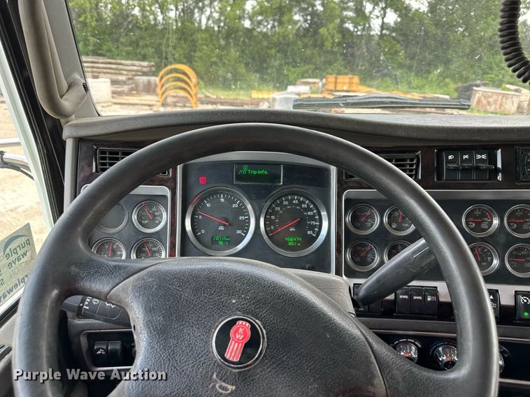 image for item DO5018 2014 Kenworth T800  semi truck